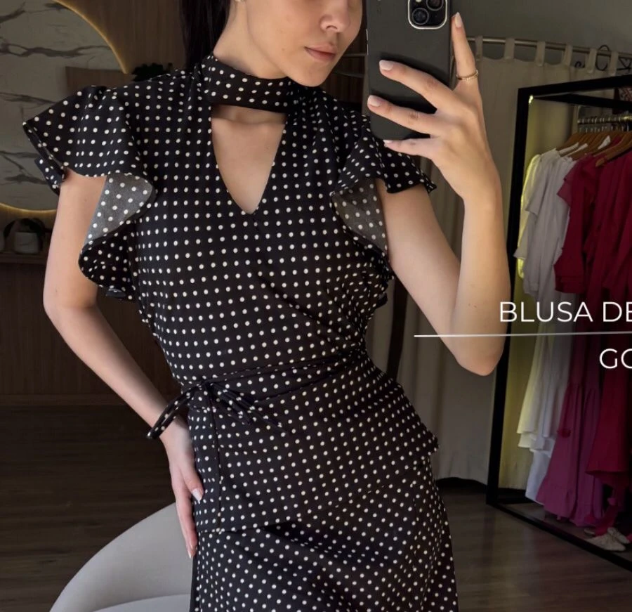 Blusa gola alta decote V