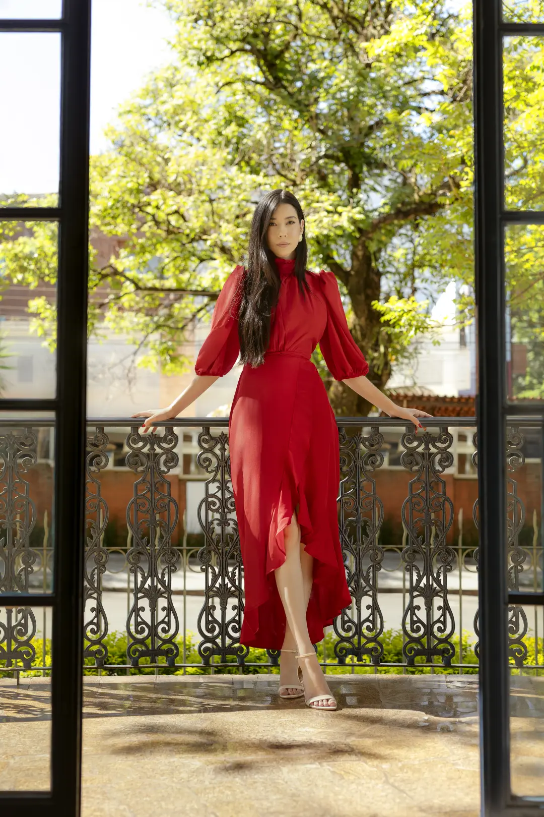 Vestido vermelho na sacada